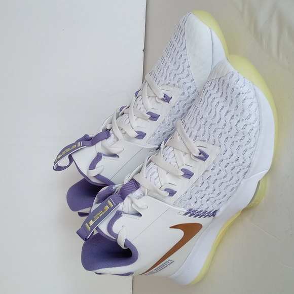 BRAND NEW NIKE LEBRON WITNESS V - Picture 11 of 16